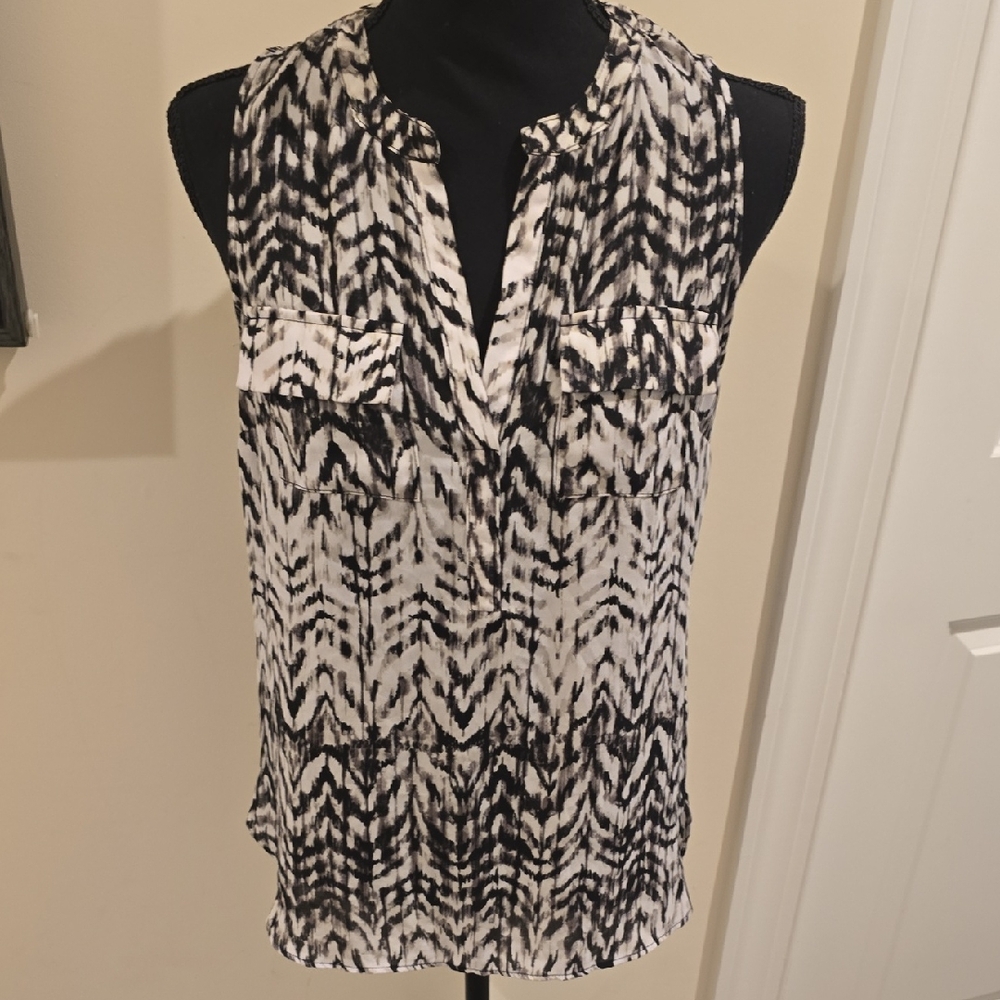 a.n.a Black and White Patterned Sleeveless Blouse